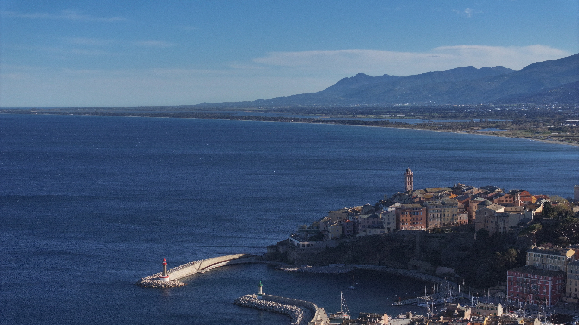 Vue aérienne du vieux port de Bastia et de la Corse